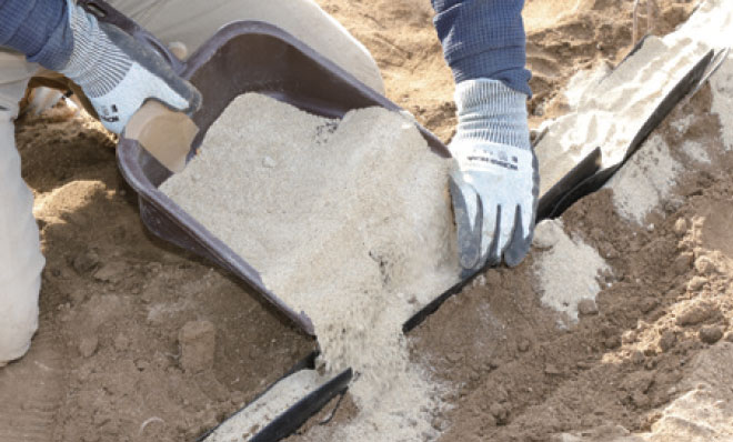 ホルダーいっぱいに用土を追加する