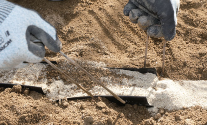 畑の土の高さをホルダーの高さに揃え、押しピンを取り除く